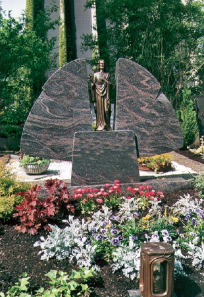 Poliertes Grabmal zweiteilig in Flügelform mit Bronzeengel in der Mitte