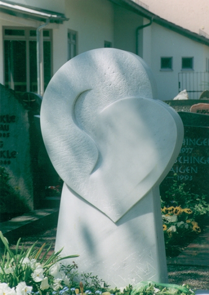 Kunstvoll gestalteter Grabstein in Herzform mit Lebenslinien