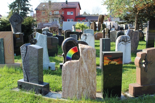 Grabstein Ausstellung in der Steinwerkstatt Weinmann in Herbrechtingen Bolheim