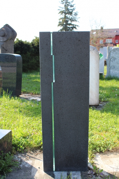 Schlichter Grabstein, säulenartig, Glas mit Naturstein von der Steinwerkstatt Weinmann