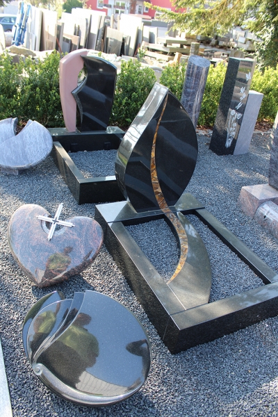 Polierte Grabsteine und Grabgestaltungselemente in der Ausstellung der Steinwerkstatt Weinmann