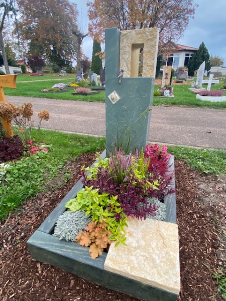 Bicolor Grabanlage mit Durchbruch 