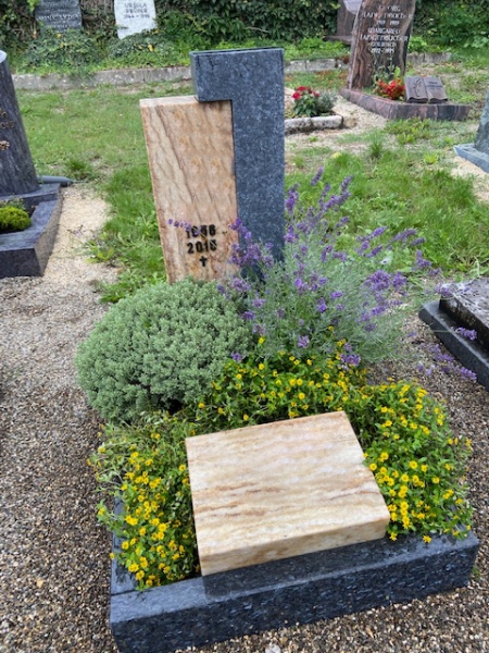 Geradlinig designter Grabstein aus Odenwälder Quarz und Labradorit von der Steinwerkstatt Weinmann 