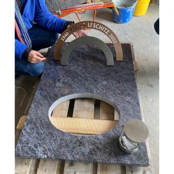 grabstein in der Fertigung bei der Steinwerkstatt Weinmann in Bolheim