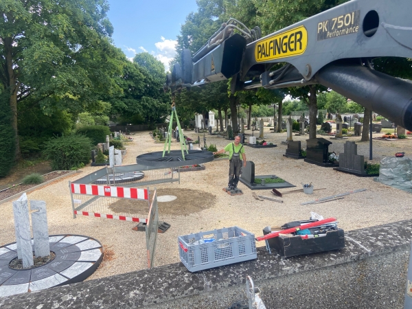 Anlegen der Urnenringe in Dunstelkingen von der Steinwerkstatt Weinmann