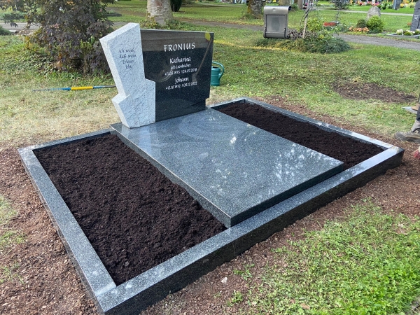 Grabstein und Grabplatt im Steinmix mit Freiraum für Bepflanzung