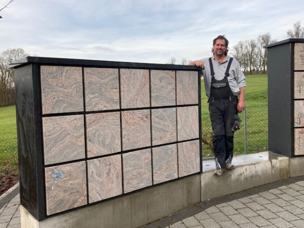 Aufbau der Urnengrabanlage in Dischingen mit dem patentierten Urnen-Würfelsystem von Steinwerkstatt 