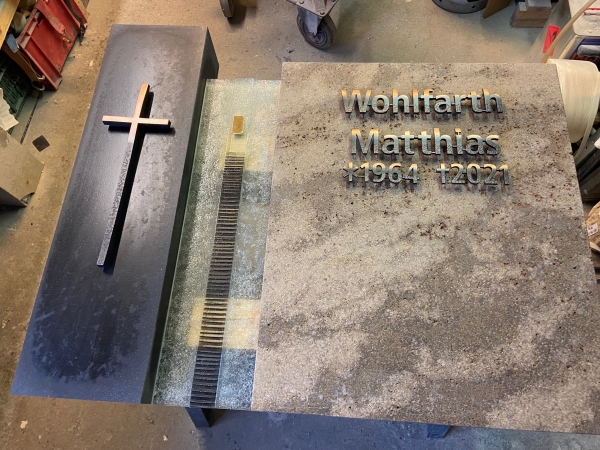 Exclusiver Doppelgrabstein mit Fusingglas - hier noch in Bearbeitung in der Steinwerkstatt Weinmann