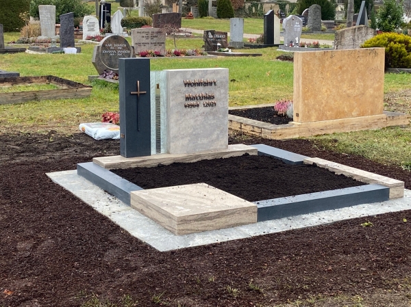 Anlegen der Grabanlage mit Doppelgrabstein mit Fusingglas von der Steinwerkstatt Weinmann auf dem Fr