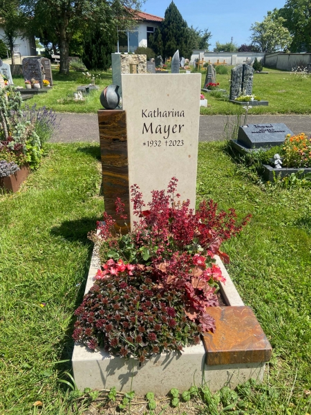 Beiger Kalkstein mit Jaspis-Einlagerungen als Gestaltungselemente