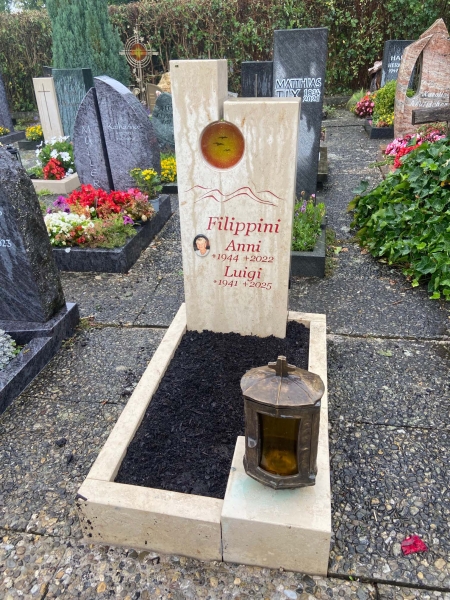 Grabstein Beiger Marmor mit eingelassenem Glaselement.