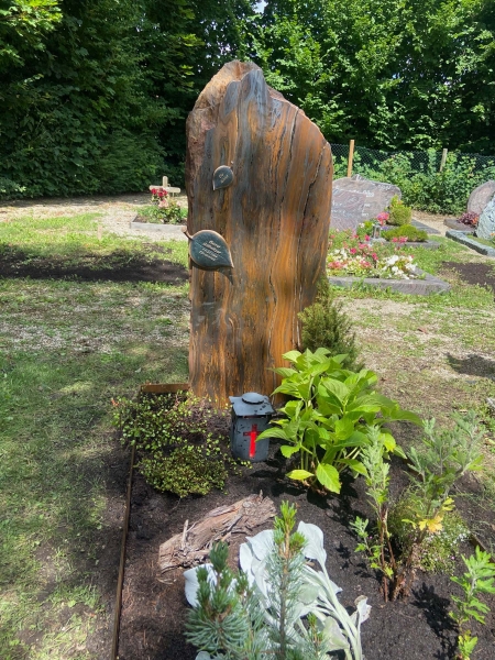 Natursteinstele aus Jaspil mit Schrifttafeln aus Bronze