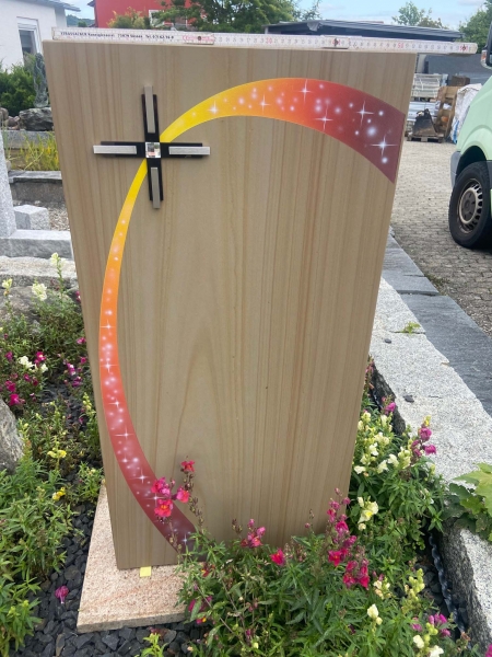 Grabsteinstele aus Quarzit mit Ornamenten ind Airbrushtechnik und Edelstahlkreuz