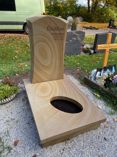 Grabanlage mit Pflanzloch in Grabplatte in exclusivem Material aus Woodland