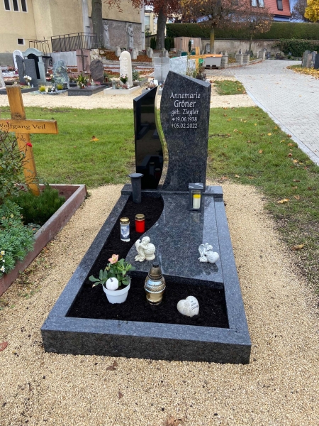 Einzelgrab mit Teilabdeckung in harmonisch-organischen Formen